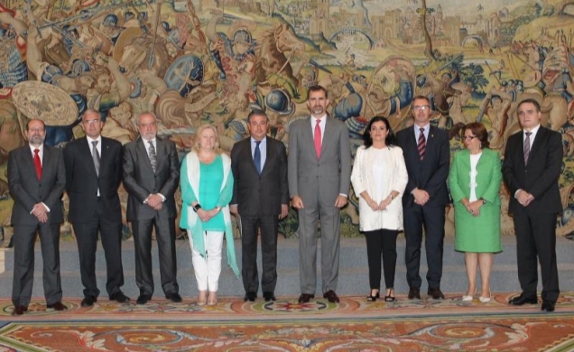 Fotografía de grupo de Su Alteza Real el Príncipe de Asturias con una representación de la Asociación para la Promoción de la Asistencia Farmacéutica 